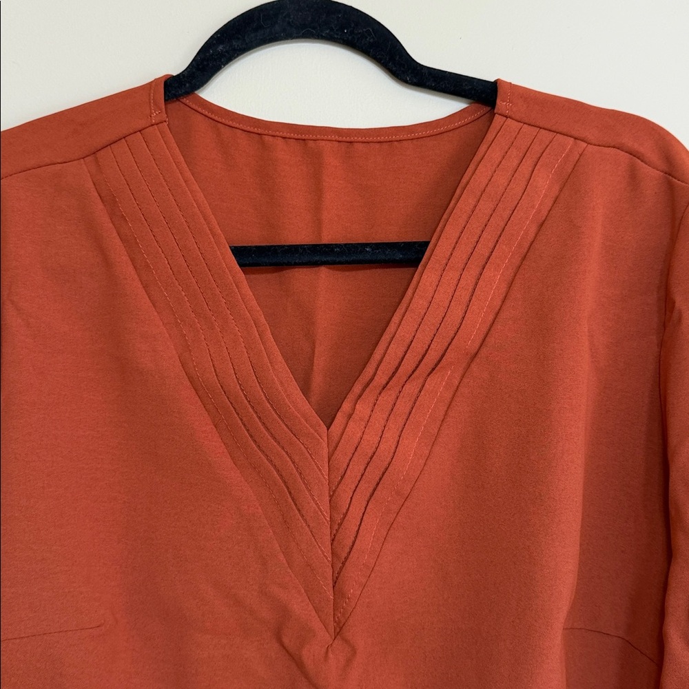 Emery Rose Women's V-Neck Rust Top - Picture 2 of 9